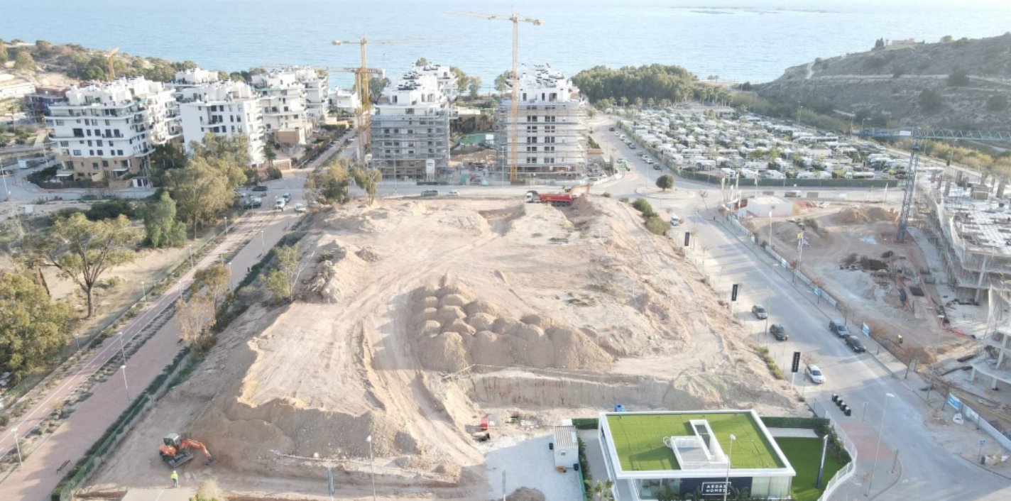 Imagen aérea de la parcela de la promoción Orizonne de AEDAS Homes en Villajoyosa con los primeros trabajos en marcha