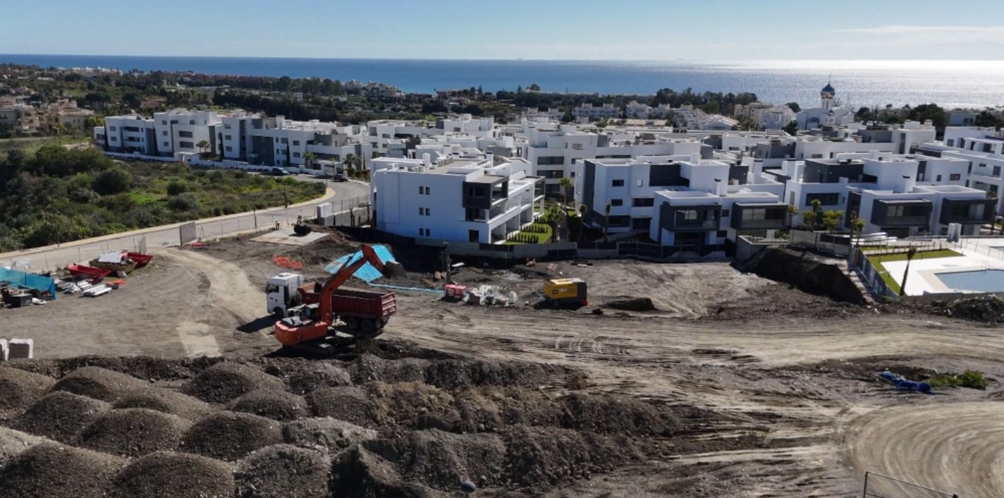 Primeros trabajos en las parcelas de los proyectos Vanian Gardens IV y Vanian Gardens V de AEDAS Homes en Estepona