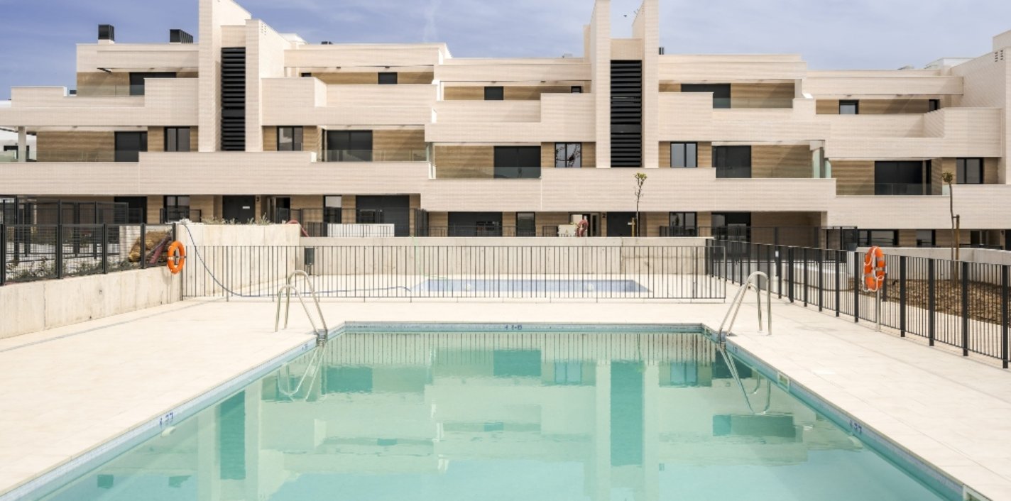 Piscina de adultos de la promoción Eida de AEDAS Homes en Córdoba