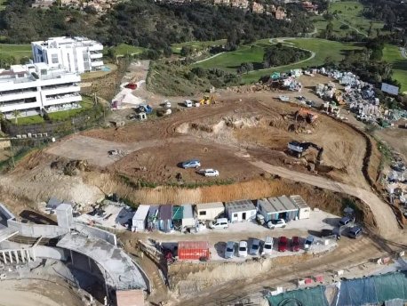 Imagen aérea de los primeros trabajos en la parcela de la promoción Soul Marbella Sunlife II de AEDAS Homes en Marbella