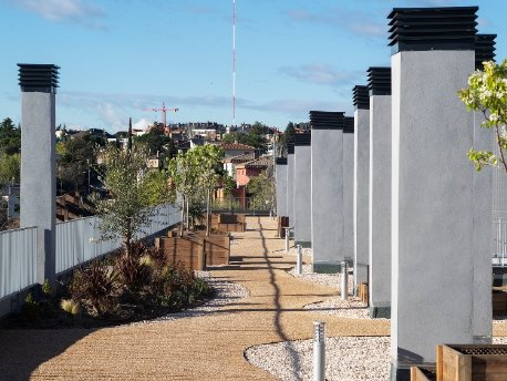 Azotea ajardinada con paseos de una promoción de AEDAS Homes