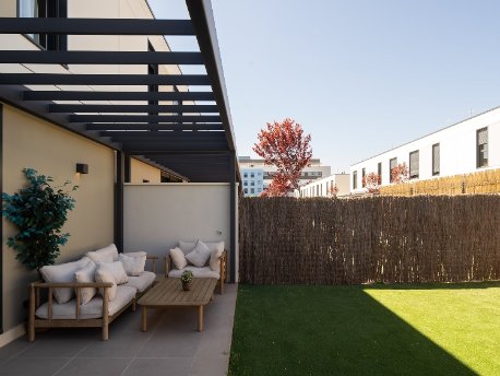Porche y jardín de una vivienda de la promoción industrializada La Maquia de AEDAS Homes en Alcalá de Henares, Madrid Porche y jardín de una vivienda de la promoción industrializada La Maquia de AEDAS Homes en Alcalá de Henares, Madrid