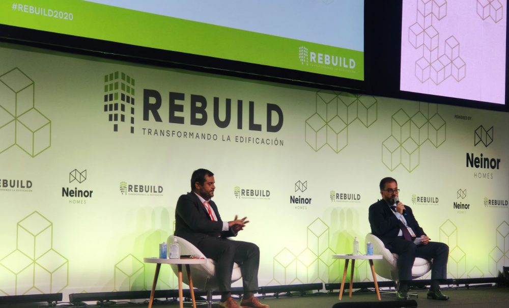 Diego Demaría (dcha.), Gerente de Instalaciones e AEDAS Homes, durante su intervención en REBUILD 2020