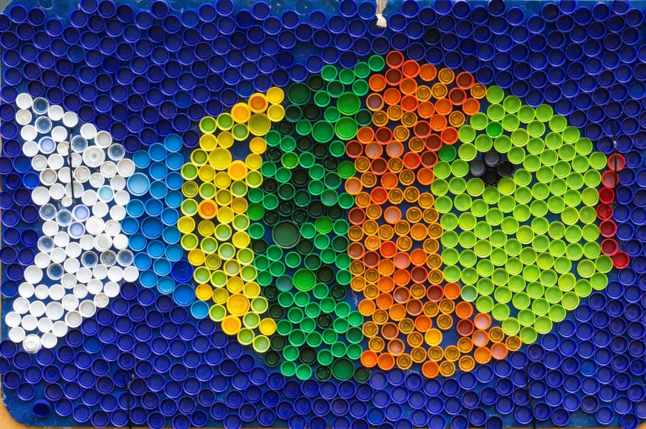 Mosaico con tapones de plástico