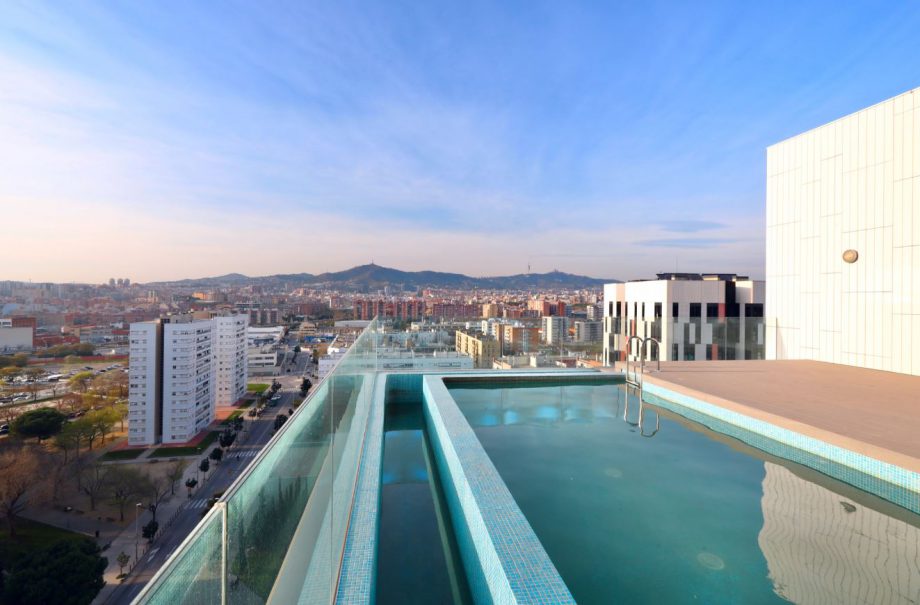 cook-piscina-azotea-edificio-hospitalet-llobregat