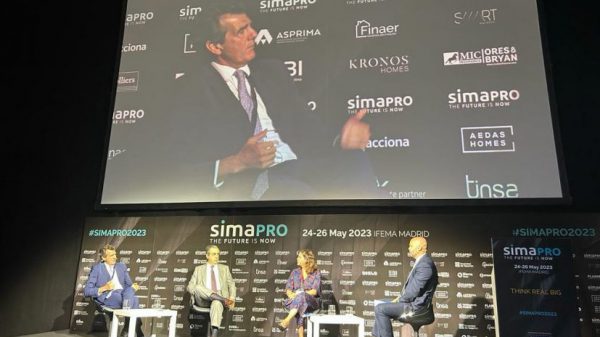 David Botín (izq.), Director General de Servicios Inmobiliarios de AEDAS Homes, en el SIMAPRO 2023.