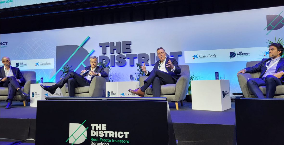 David Martínez, CEO de AEDAS Homes (segundo por la derecha), durante su intervención en The District 2023