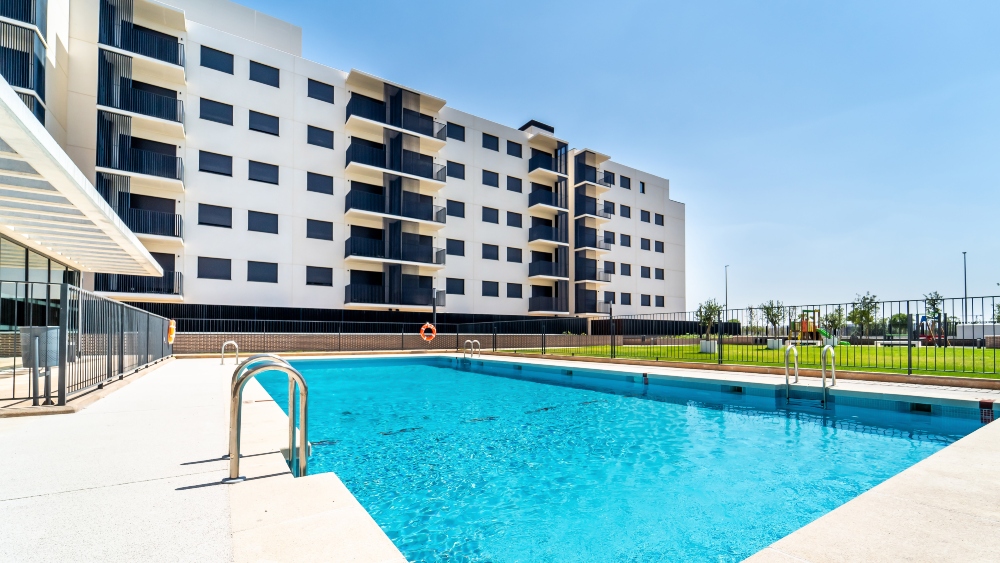 Piscina de la promoción en alquiler de Brisas desarrollada por AEDAS Homes en Alcalá de Henares